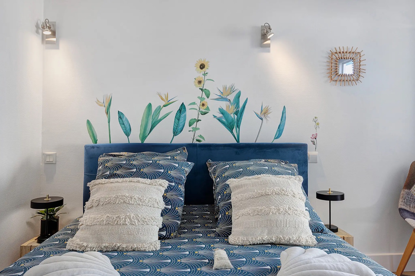 Une chambre double aux tons bleus, décorée de feuillages