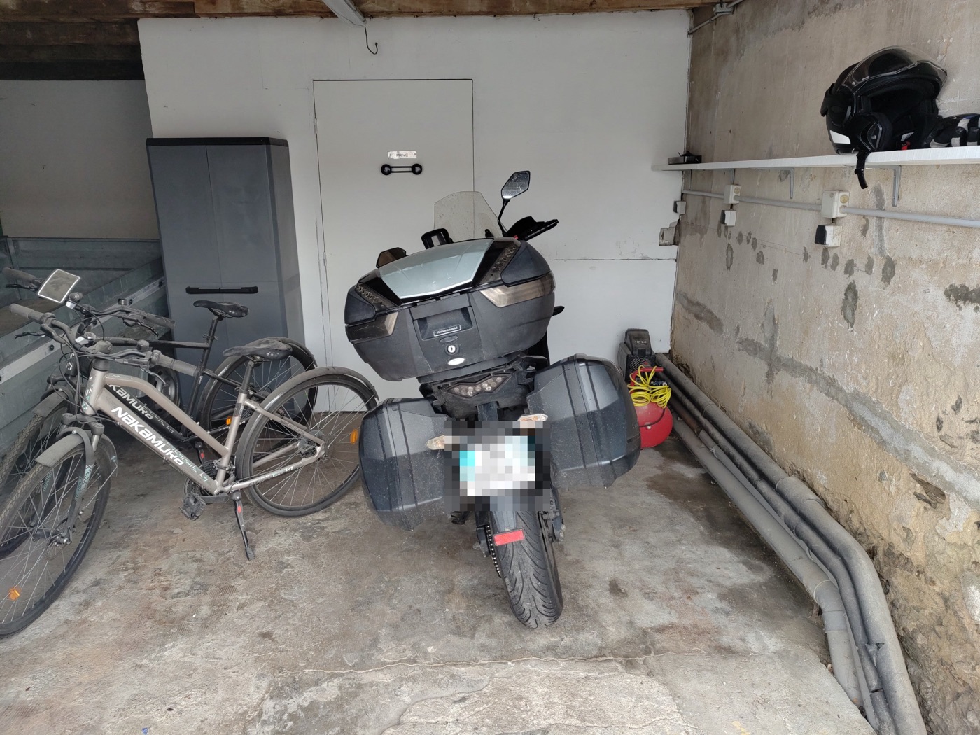 À l'intérieur du garage : une étagère et des prises de courant