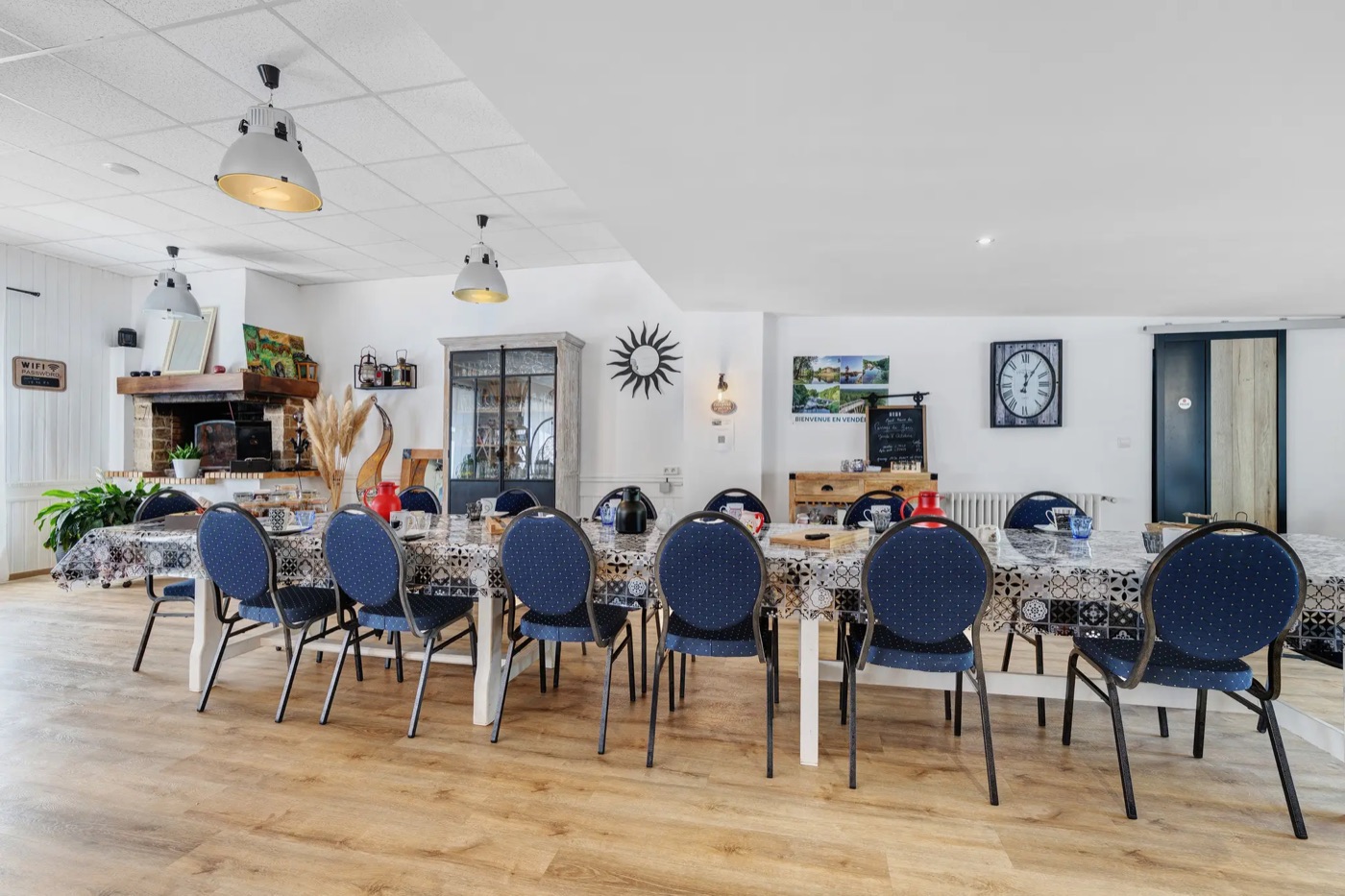 La salle commune, avec sa grande table et sa cheminée