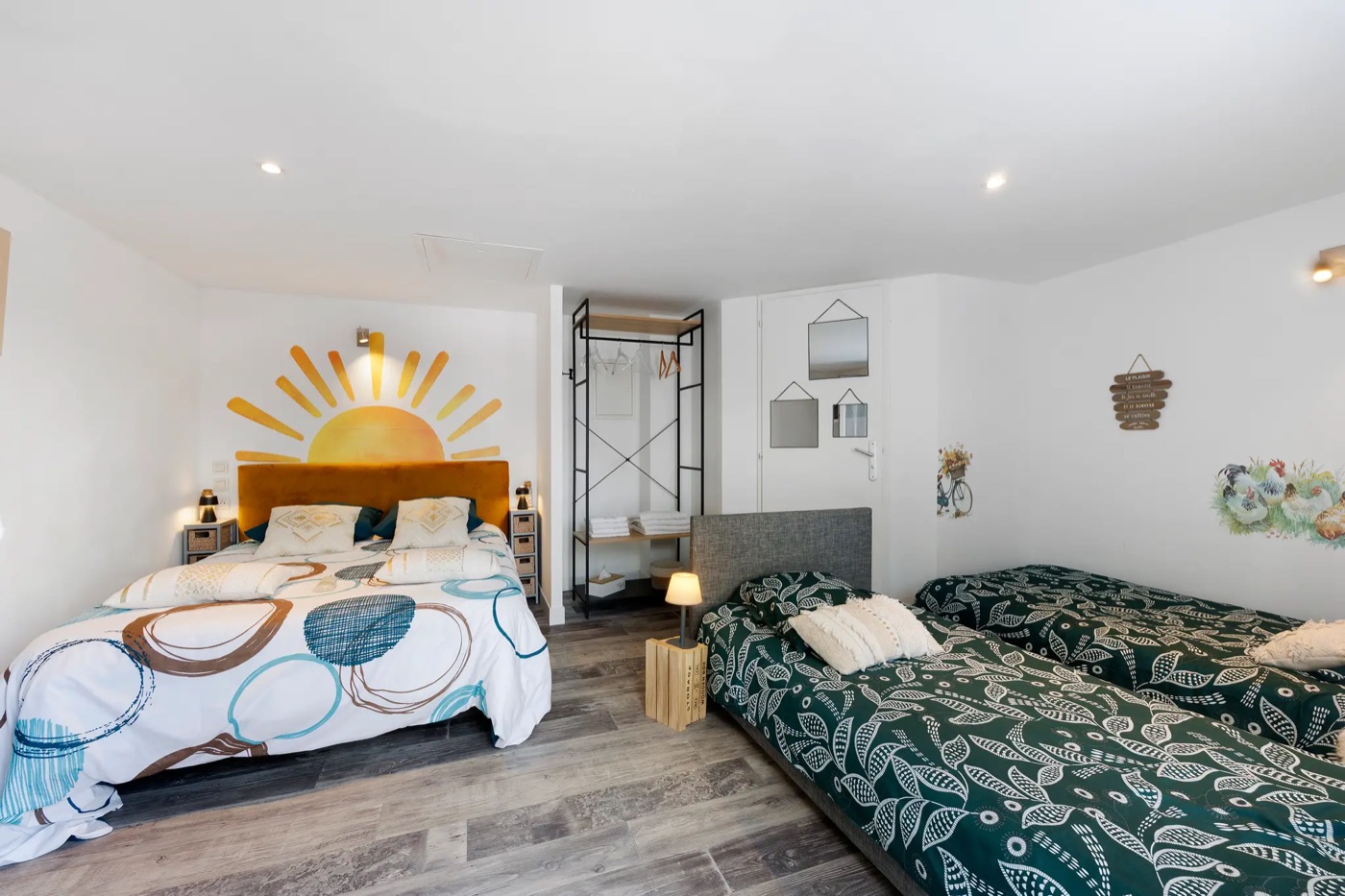 La chambre quadruple, avec son grand lit et ses deux lits simples
